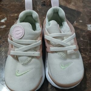 Nike Kids Shoes - Cream and Green